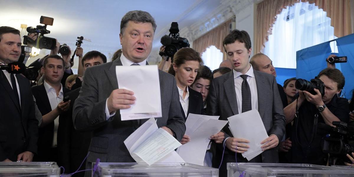 Situácia na Ukrajine: Začali sa prezidentské voľby, favoritom miliardár Porošenko