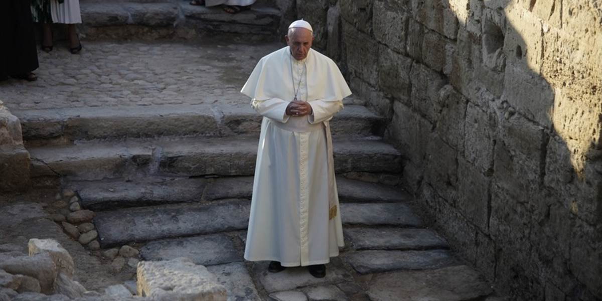 Pápež zakončil prvý deň cesty po Blízkom východe stretnutím s utečencami