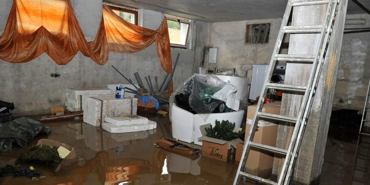 Po prudkom lejaku zaplavila voda rodinné domy, záhrady a cestu