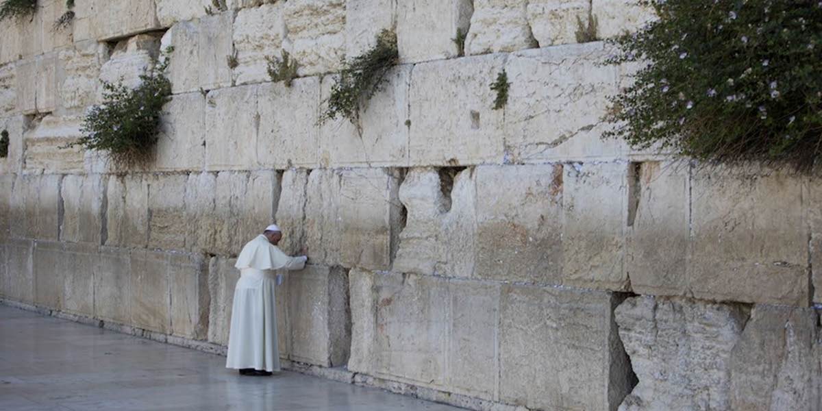 Pápež František navštívil Skalný dóm, modlil sa pri Múre nárekov