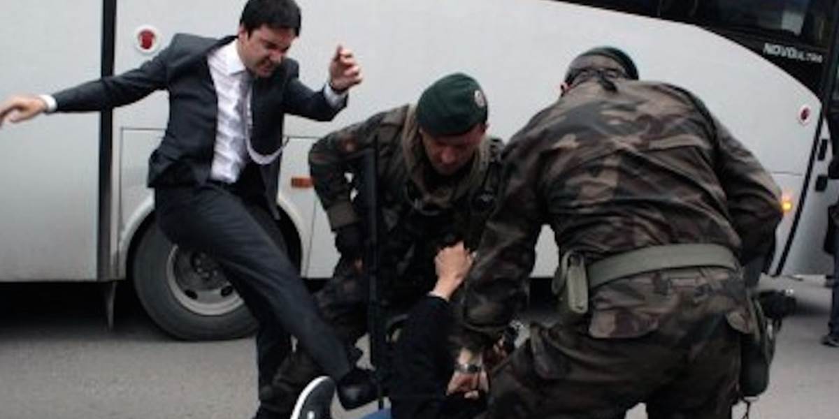 Turecký premiér osobne vyhodil poradcu, ktorý kopal demonštranta