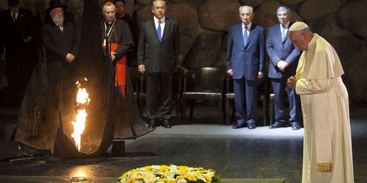 Pápež sa poklonil obetiam holokaustu aj terorizmu