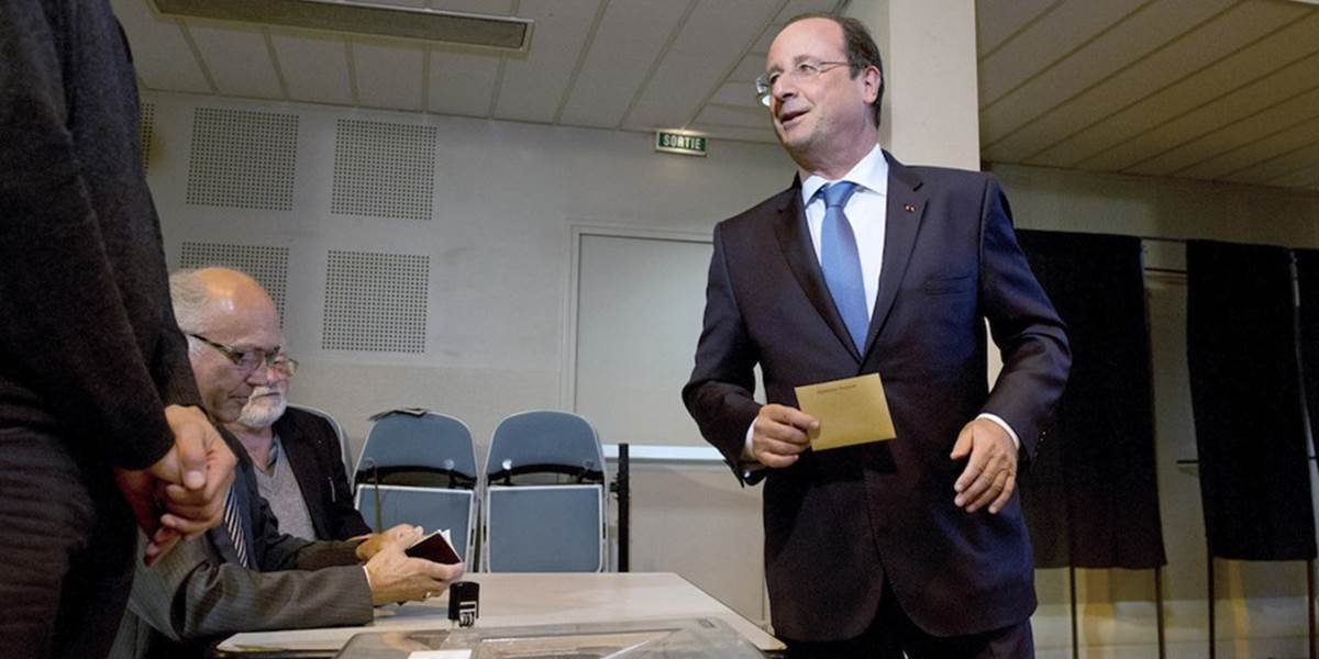 Hollande vyjadril ľútosť nad 'bolestivým' víťazstvom Le Penovcov