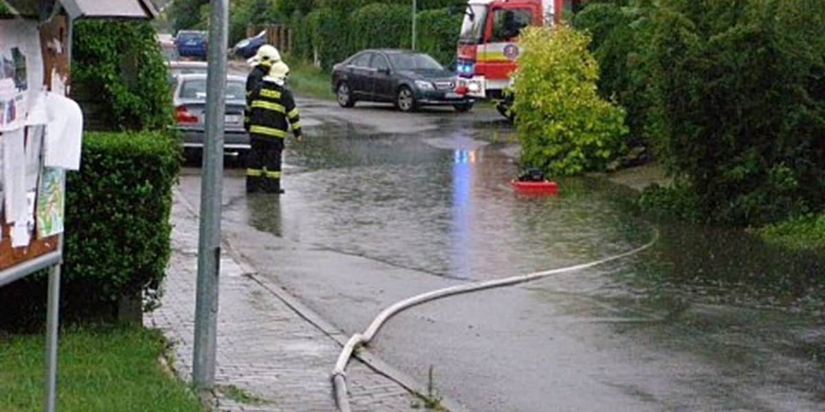 Prívalové dažde spôsobili problémy v Prahe i ďalších lokalitách