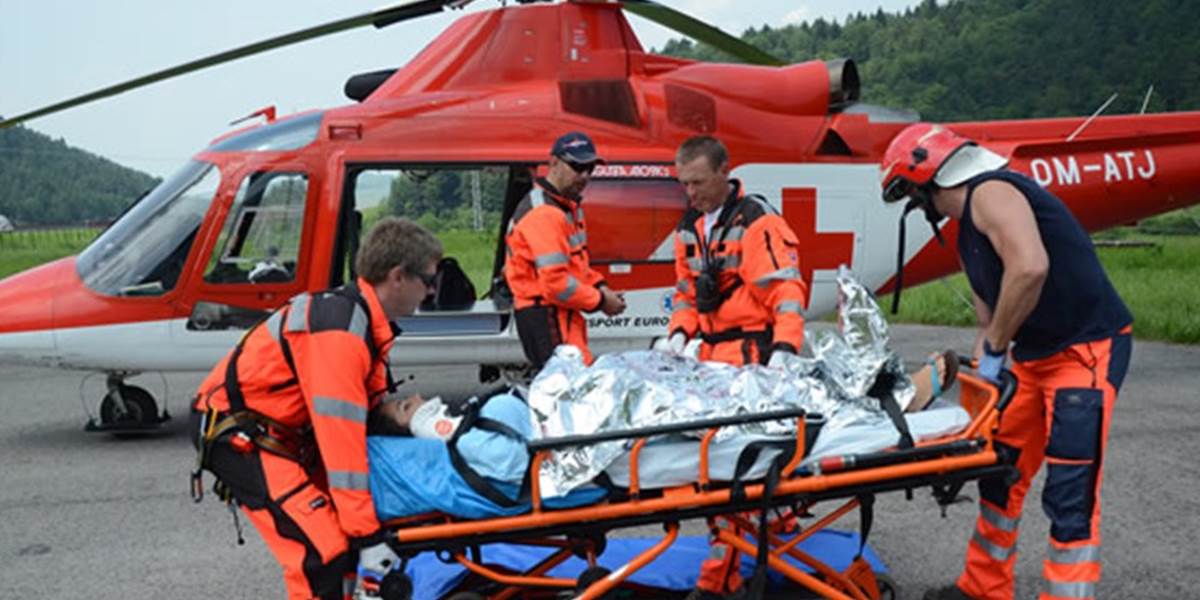 Muž spadol z lešenia z výšky sedem metrov, pomáhal mu vrtuľník
