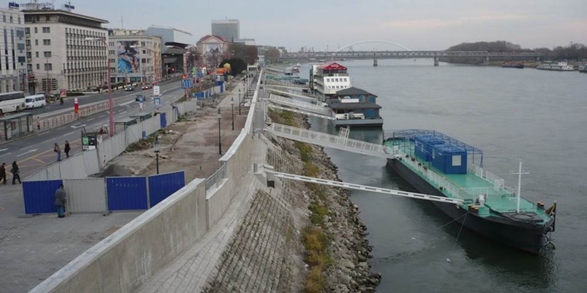 V bratislavskom prístave sa zrazila nákladná loď s vlečným člnom
