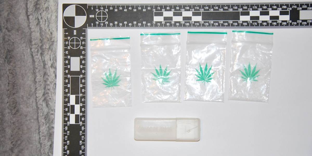V Devínskej Novej Vsi policajti našli v bytoch marihuanu aj pervitín