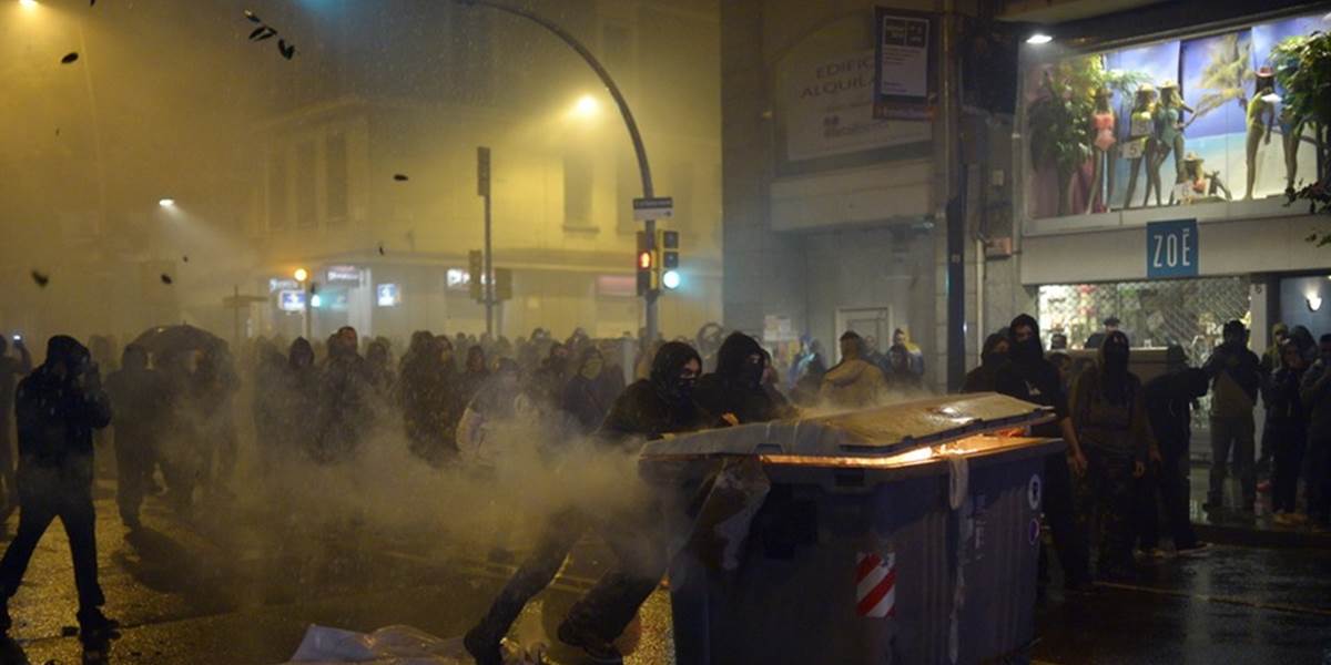 VIDEO Barcelonskí squatteri útočili na policajtov