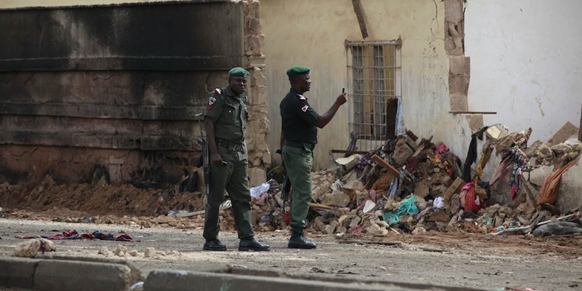 V Nigérii ďalšie teroristické útoky: Ozbrojenci na motorkách zastrelili 32 dedinčanov