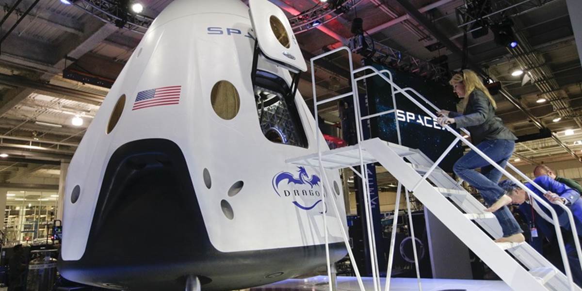 Spoločnosť SpaceX predstavila vesmírnu loď pre siedmych kozmonautov