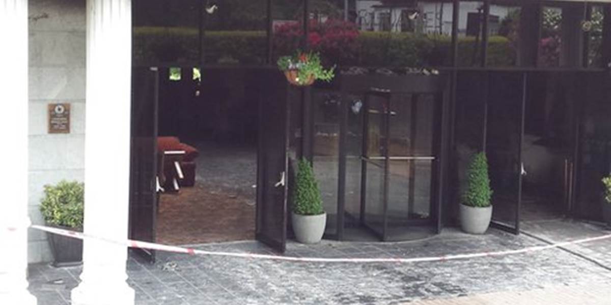 V hoteli v severoírskom Londonderry vybuchla bomba, polícia podozrieva IRA