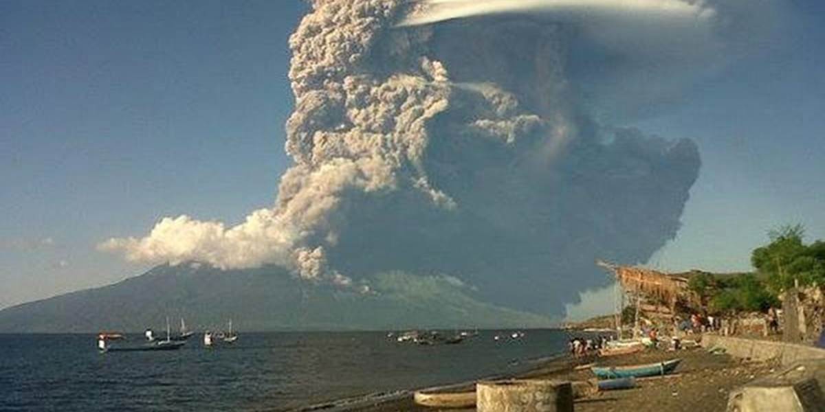 VIDEO Erupcia sopky má za následok rušenie letov