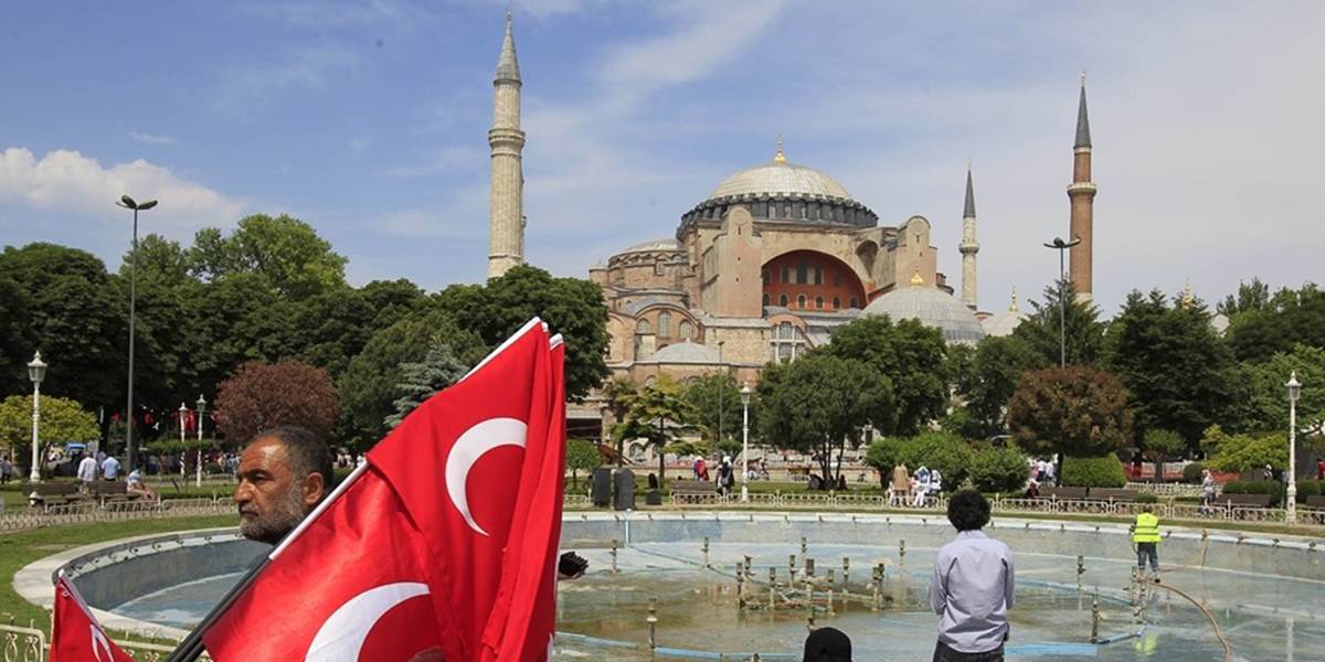 Tureckí moslimovia sa modlili za premenu Hagie Sofie z múzea na mešitu