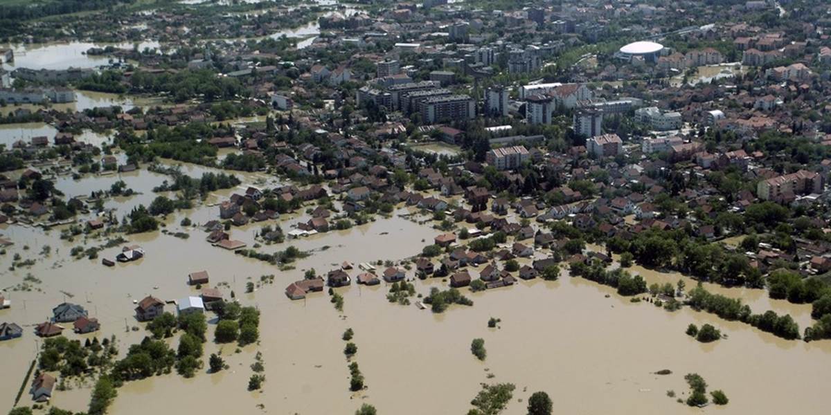 Povodňami zasiahnutým obyvateľom Balkánu pomohli vojenskí veteráni