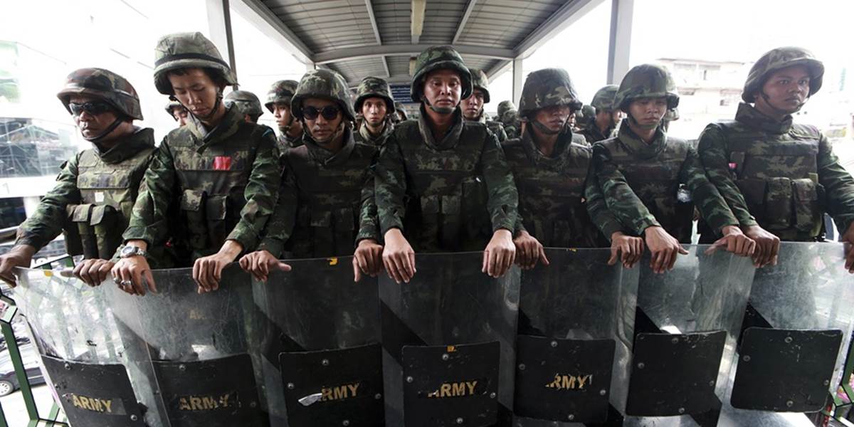 V Bangkoku nasadili proti demonštrujúcim obyvateľom armádu