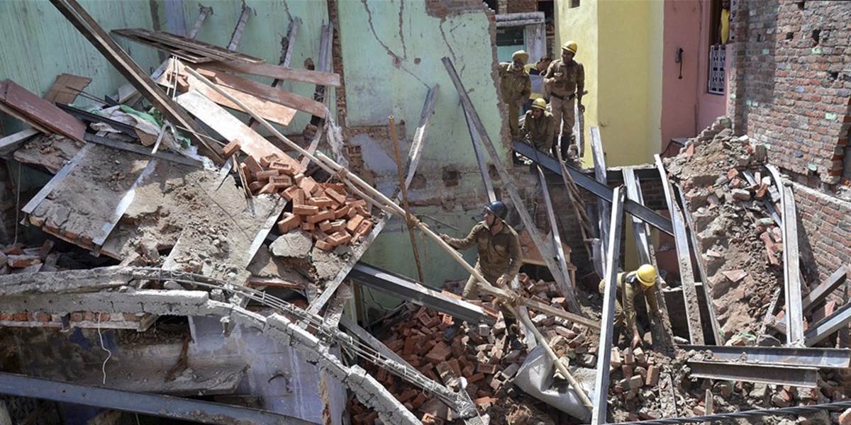 V Naí Dillí sa zrútila stavba budovy, v troskách zomreli traja ľudia