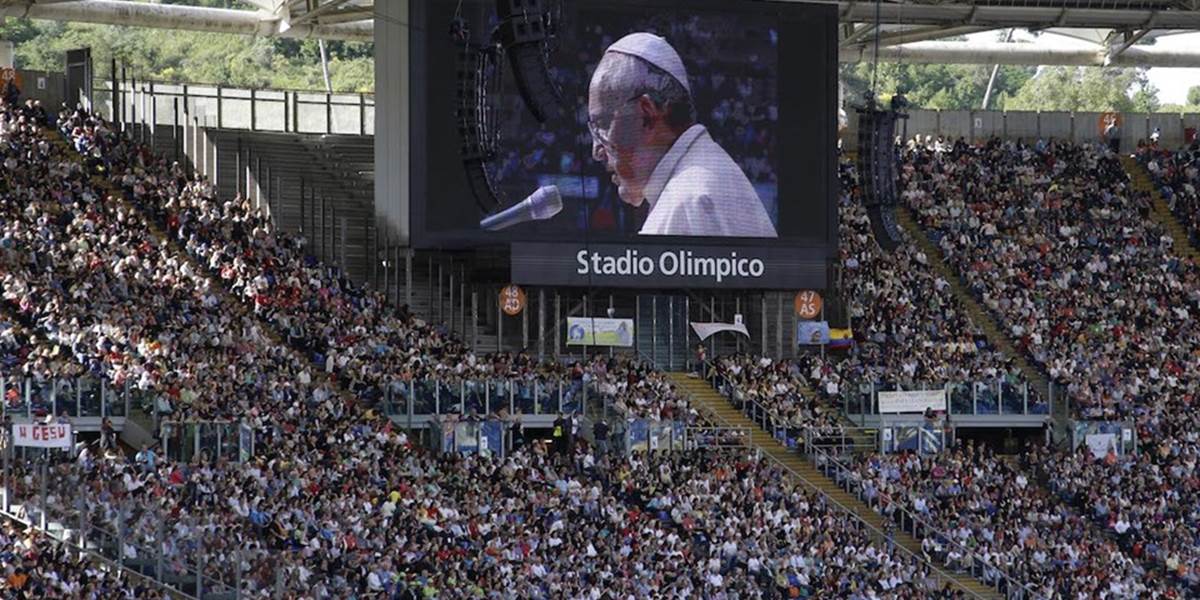 Pápež navštívil Olympijský štadión v Ríme, kde mu aplaudovalo 50-tisíc ľudí