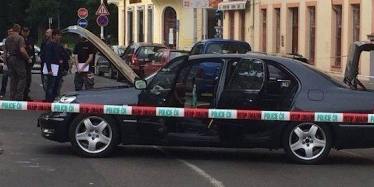 V Prahe explodovala trhavina pod prednou kapotou Lexusu