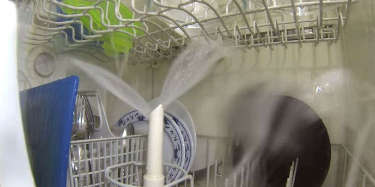 VIDEO Chcete vedieť, čo sa deje vo vnútri vašej umývačky riadu?!