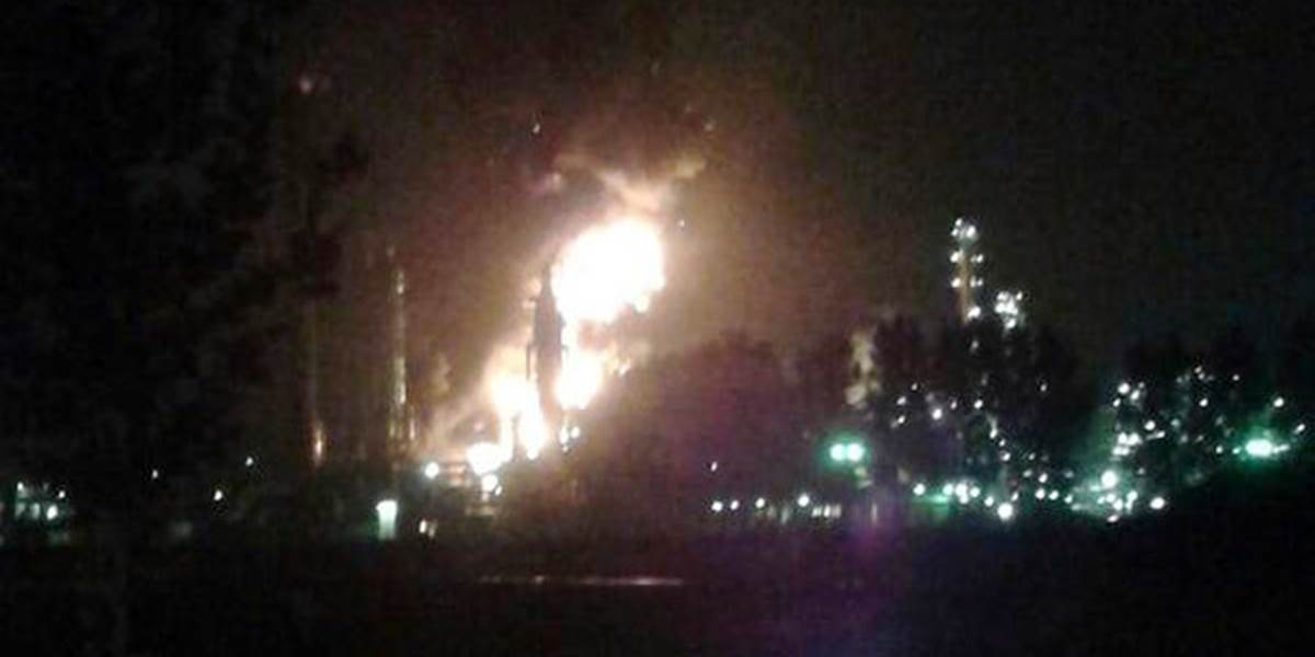 VIDEO Obrovský požiar vypukol v chemickej továrni firmy Shell