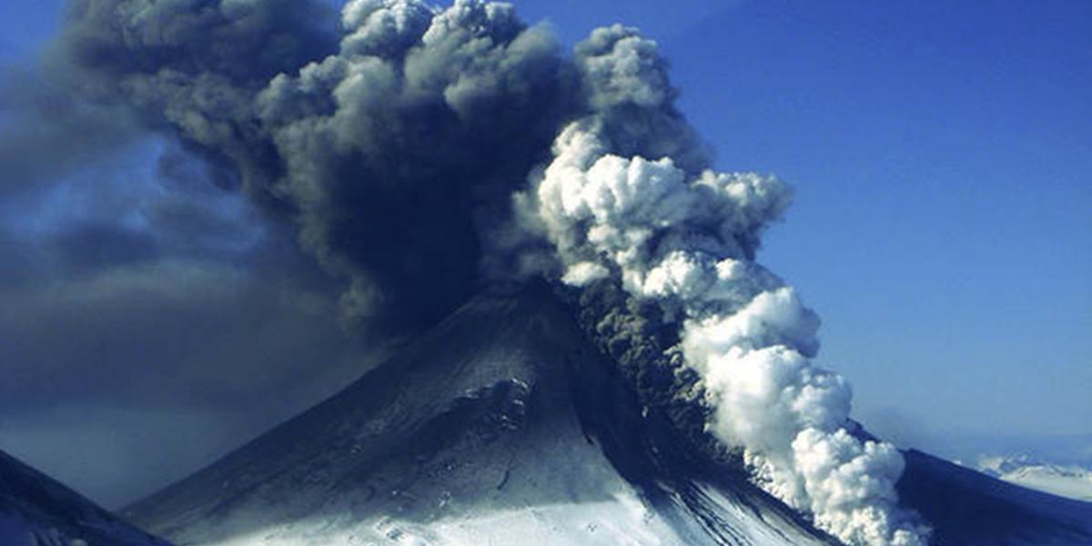 Aljašská sopka Pavlof začala vybuchovať s novou intenzitou