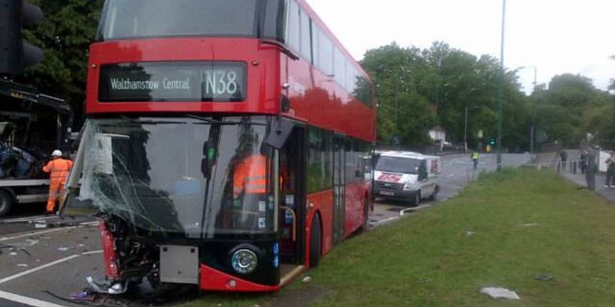 Tragická nehoda v Londýne: Poschodový autobus sa zrazil s autom, jeden mŕtvy a 13 zranených!