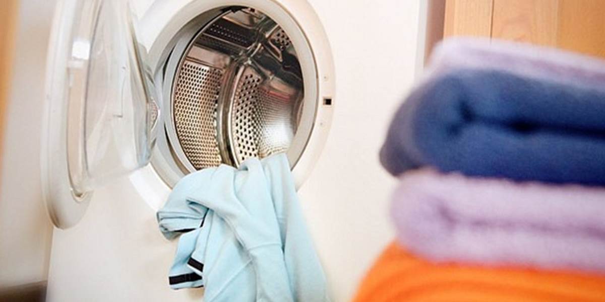 Za škvrnami po praní môže byť nesprávne dávkovanie prášku