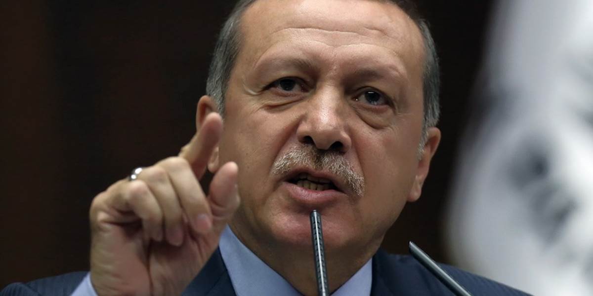 Turecký premiér zaútočil na médiá, redaktora CNN označil za špióna