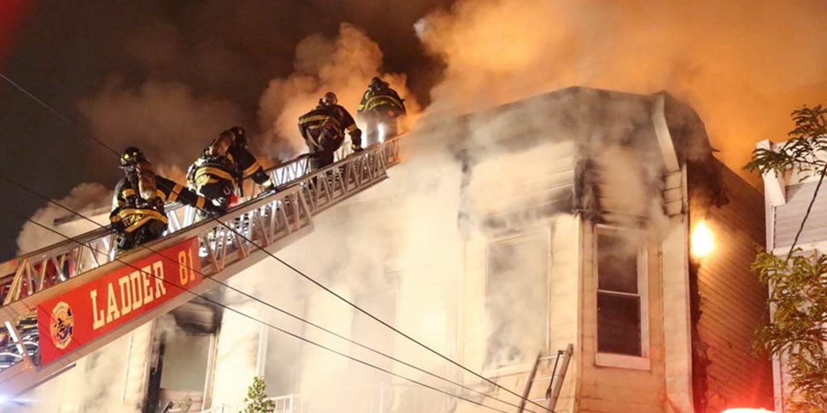 Ničivý požiar v New Yorku: 34 zranených, otec musel vyhodiť svoje deti oknom!