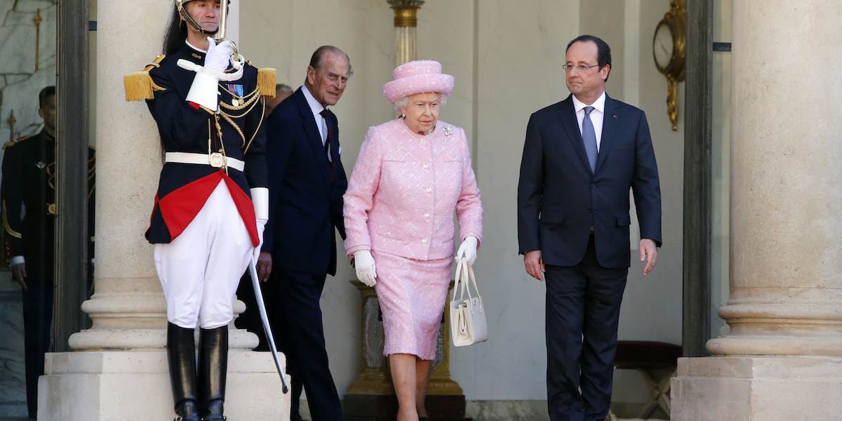 Britská kráľovná položila veniec k Hrobu neznámeho vojaka v Paríži
