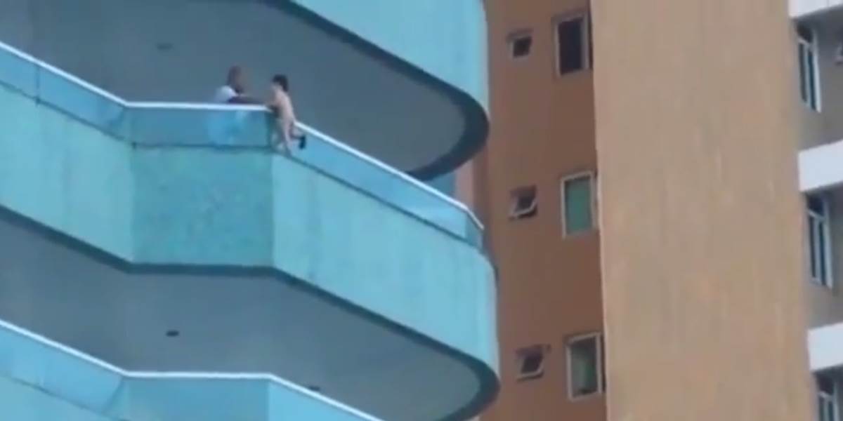Šokujúce VIDEO: Chlapček stojí na rímse balkóna na piatom poschodí!