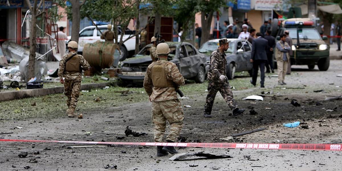 Bomby zasiahli konvoj favorita prezidentských volieb v Afganistane