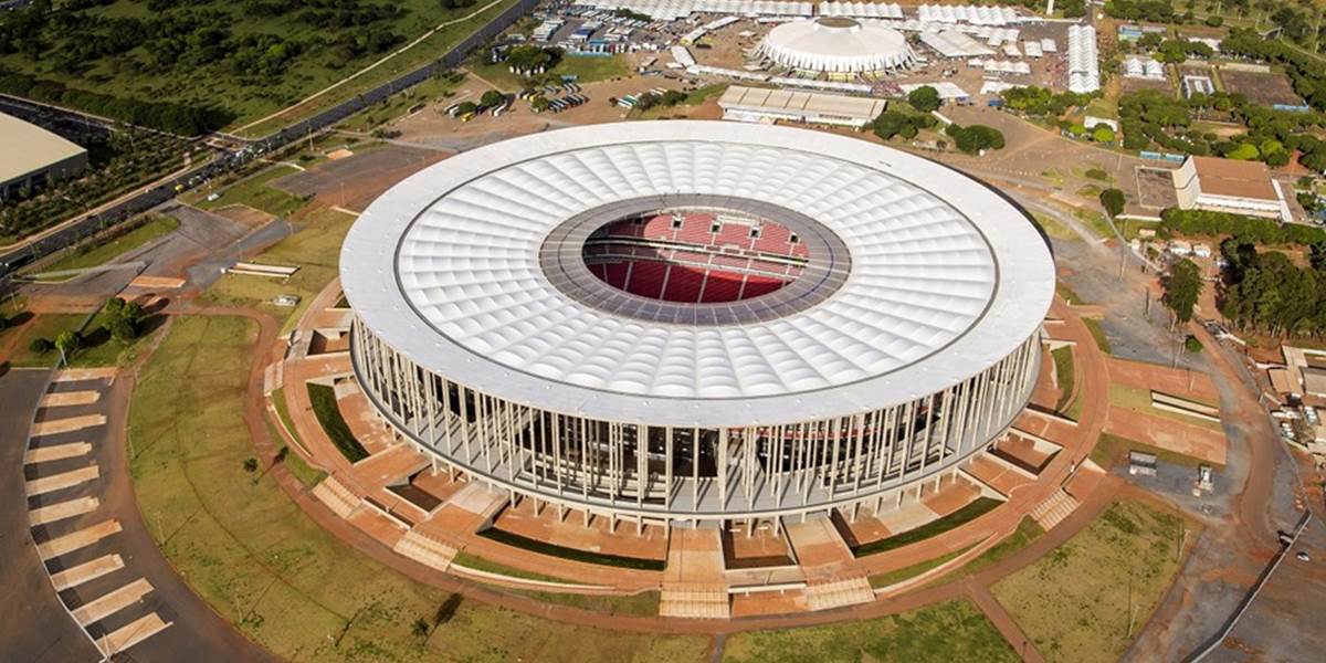 Šampionát privíta "nedokončená" Brazília, vrásky robili štadióny