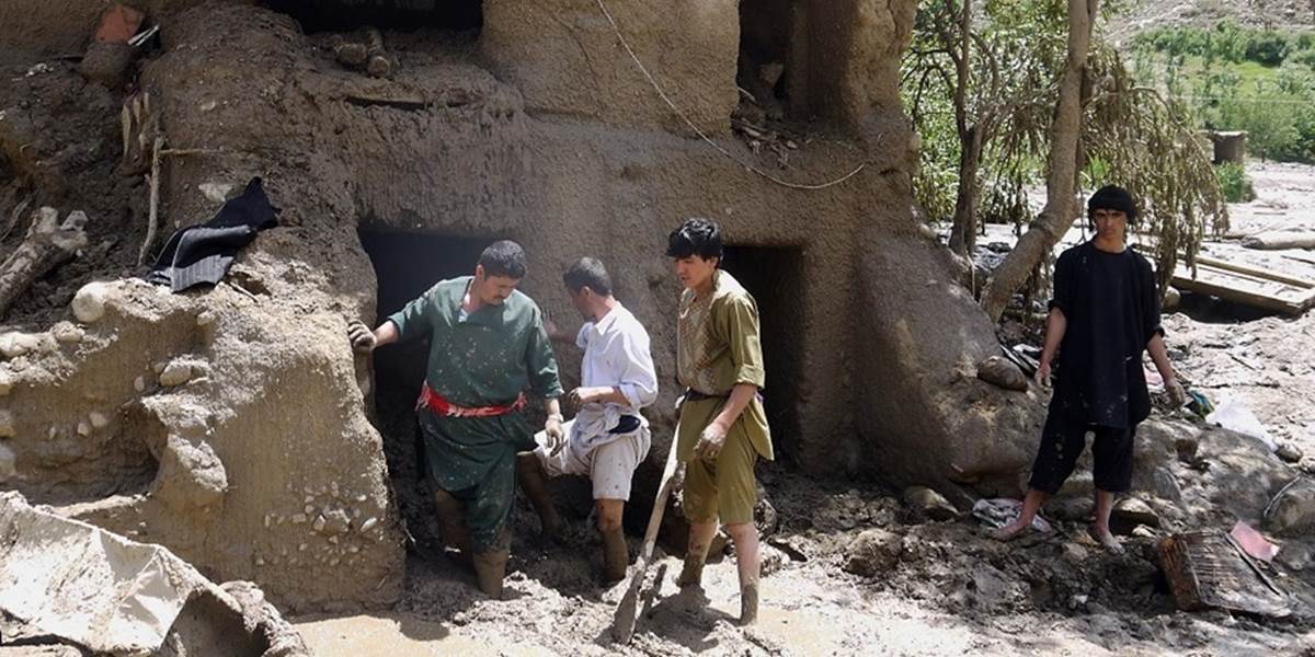 Počet obetí záplav v Afganistane stúpa