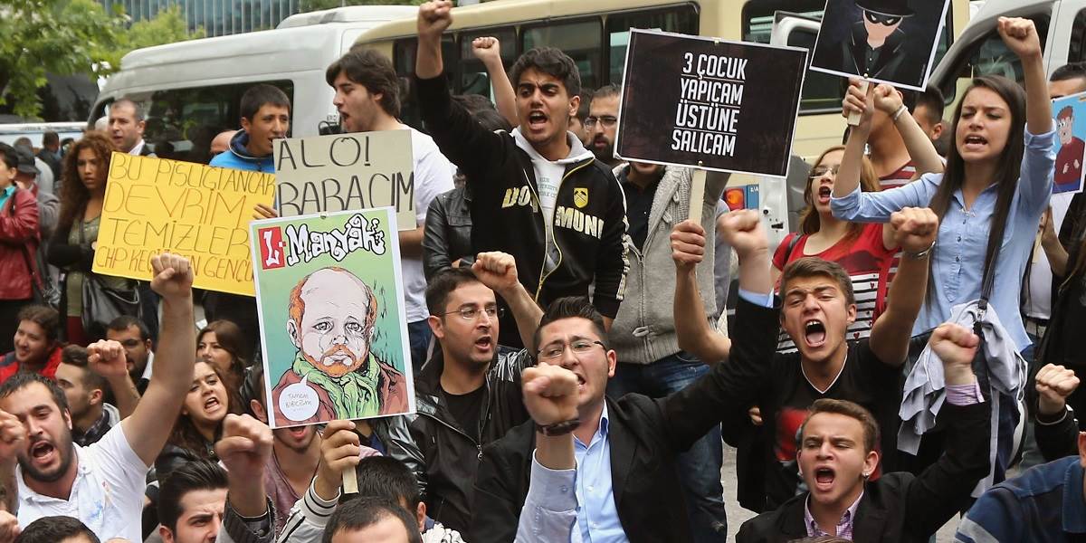 V Turecku pri zrážke demonštrantov s armádou zahynul človek
