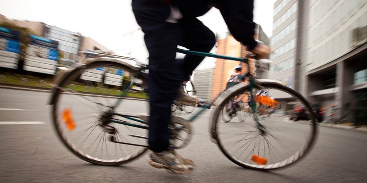 Tragédia v Bratislave: Cyklista narazil do auta, zomrel v nemocnici