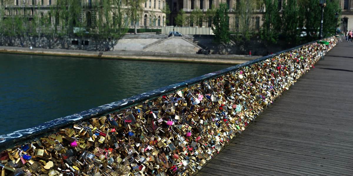 Zábradlie parížskeho Mosta umenia neunieslo ťarchu 'zámok lásky'