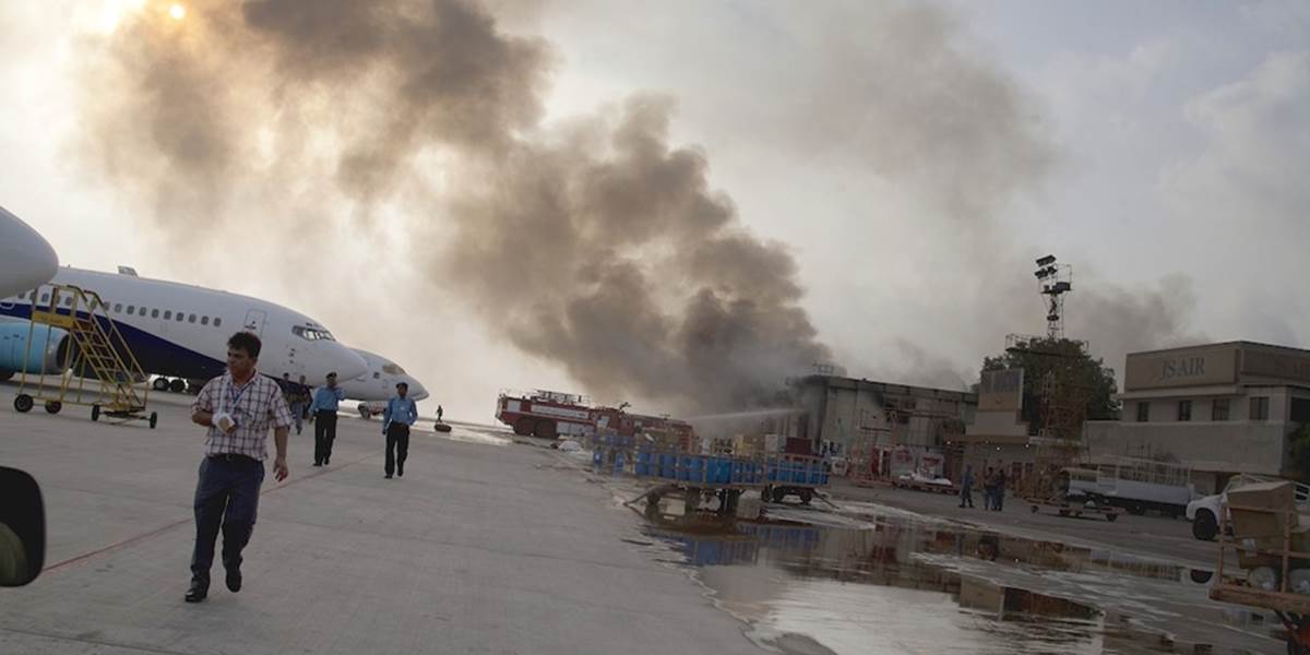 Letisko v Karáčí je opäť pod paľbou