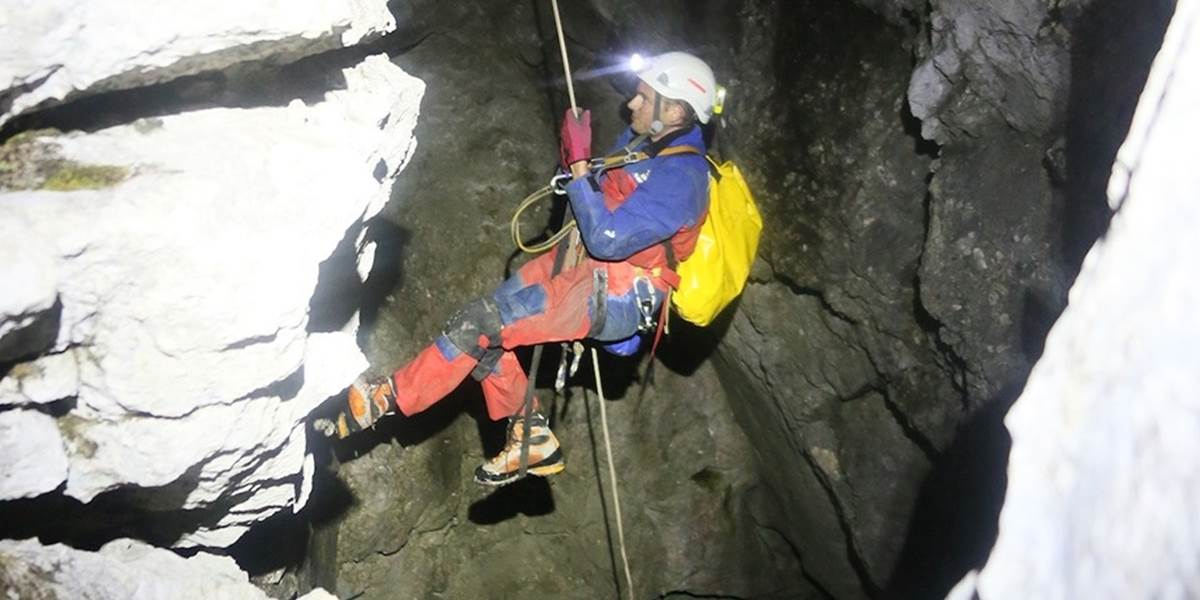 Zraneného jaskyniara by mali z podzemia vyslobodiť do konca týždňa