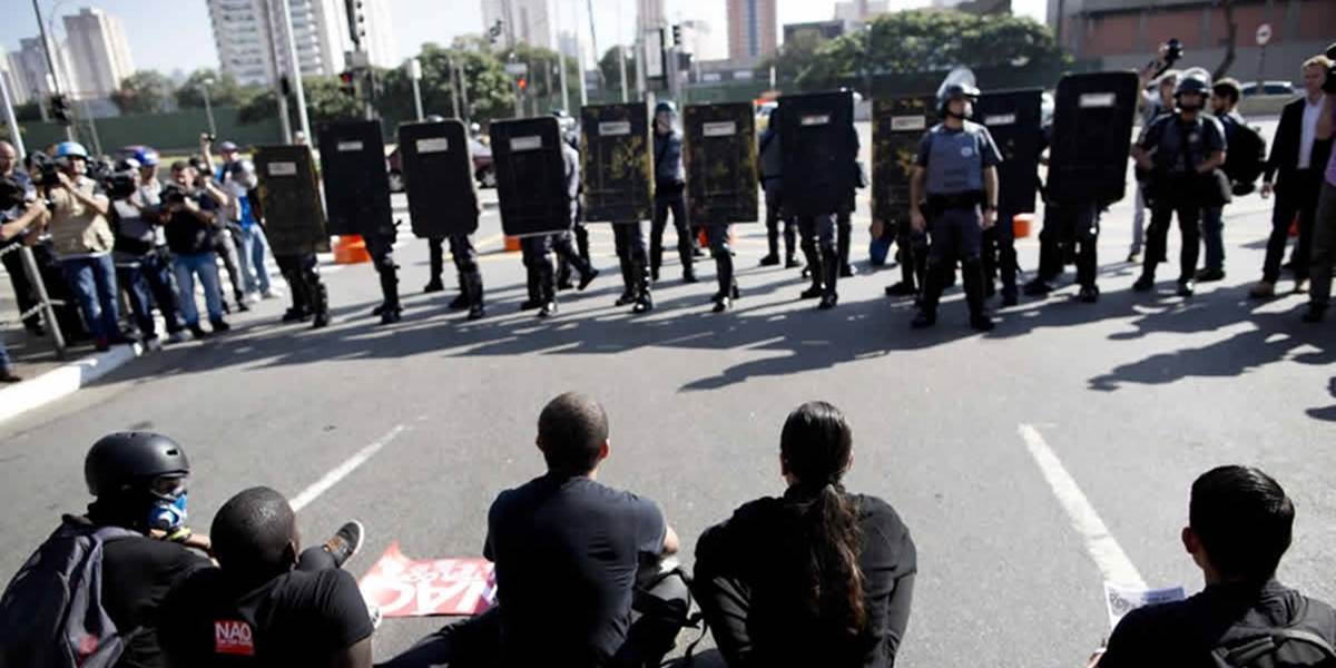 Polícia zatýkala na protestoch hodiny pred začiatkom šampionátu