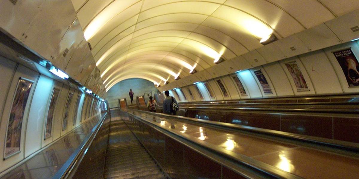 Úrazov na eskalátoroch v pražskom metre pribúda, schody idú príliš rýchlo