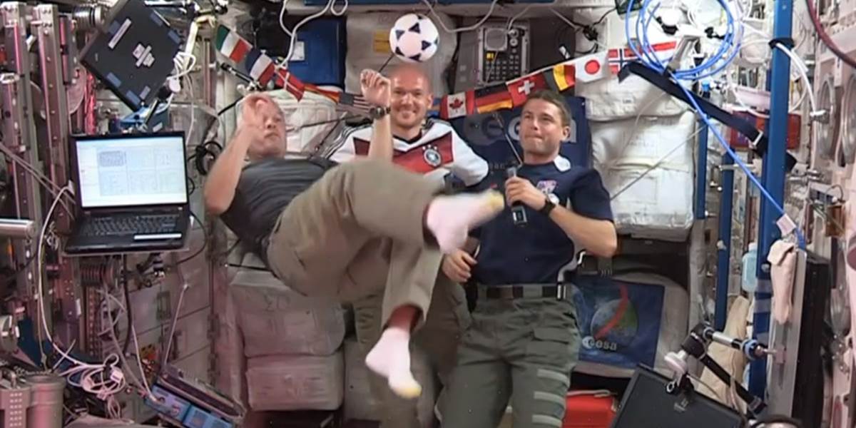 VIDEO Šampionátom žijú i kozmonauti: žonglovali v stave beztiaže!