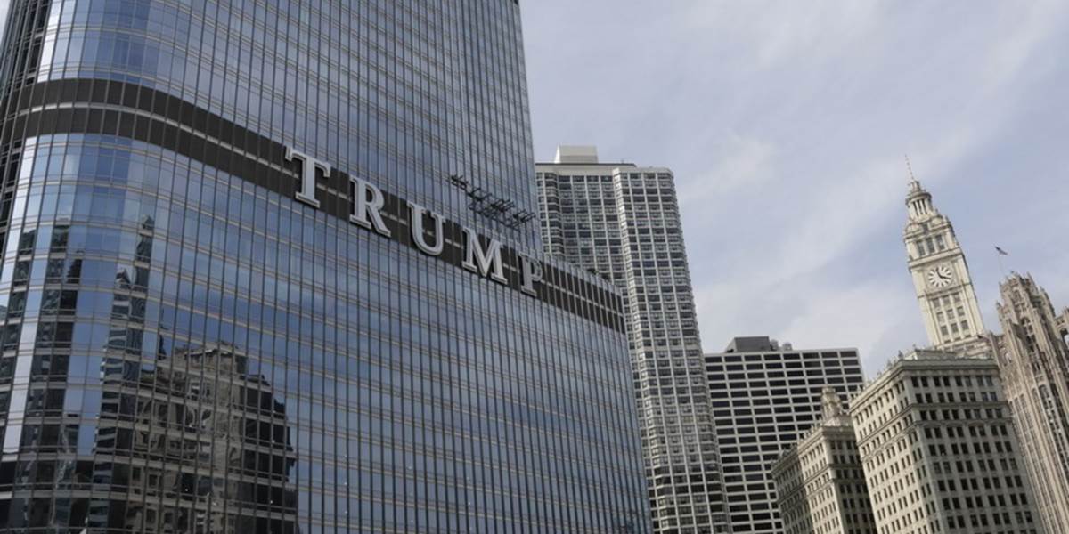 Starosta Chicaga bojuje s Donaldom Trumpom o svetelný nápis TRUMP na vežiaku