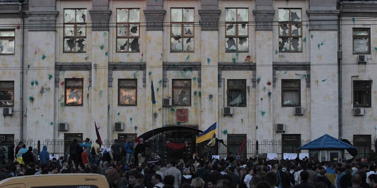 Situácia na Ukrajine: Moskva odsúdila večerný útok na veľvyslanectvo v Kyjeve