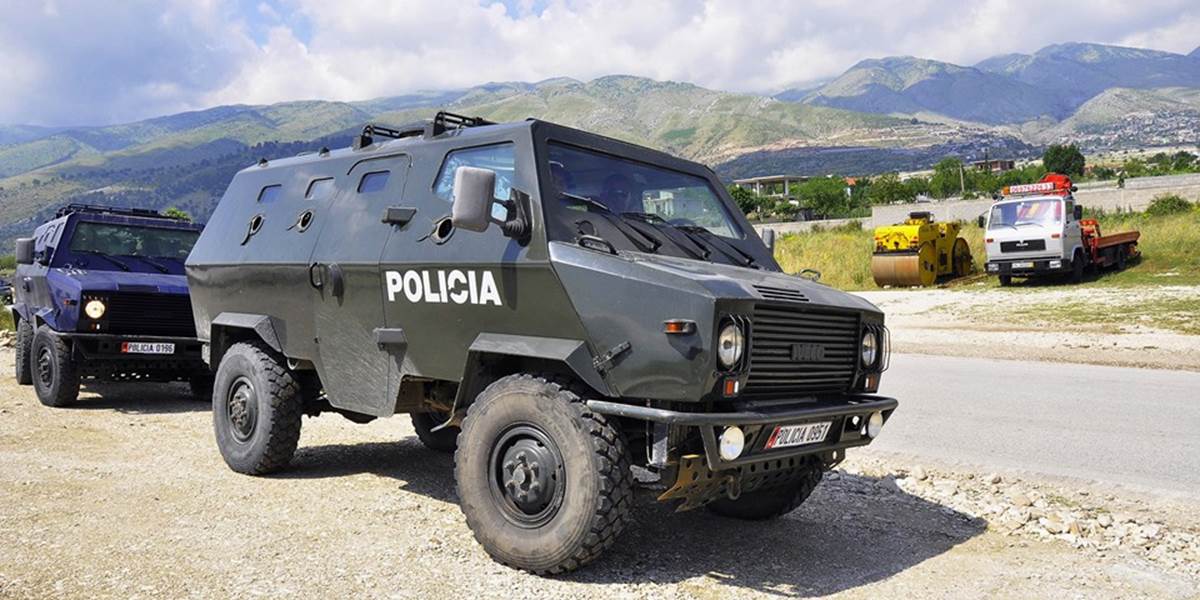 Albánska polícia oblieha marihuanovú dedinu: Útočia na nich guľometomi a granátmi