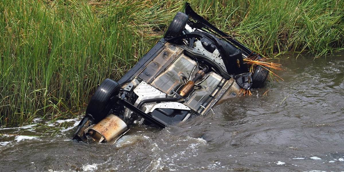 Tragická nehoda: Auto skončilo v potoku, spolujazdec neprežil