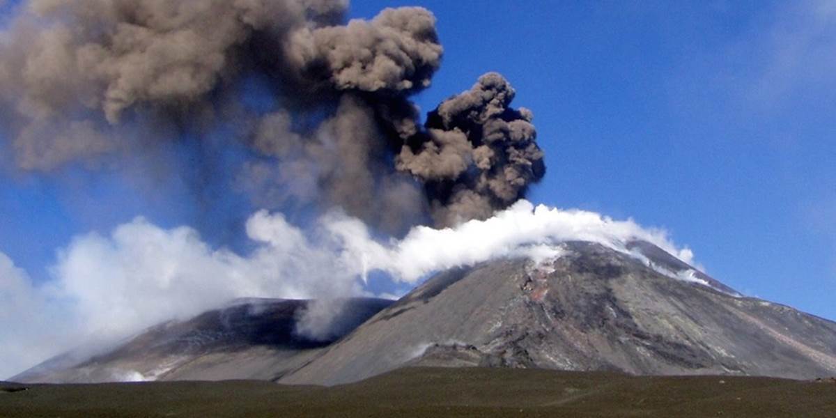 Sopka Etna opäť vybuchuje a chrlí lávu. Zatvorili letisko v Catanii