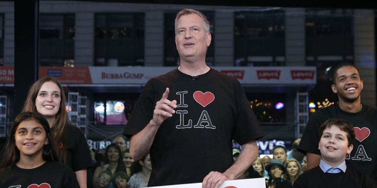NHL: Starosta NY splnil stávku a zaspieval "Milujem LA