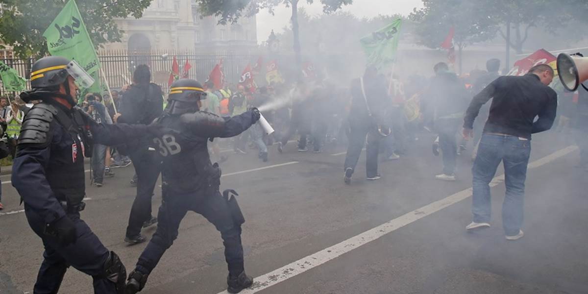Francúzska polícia zasiahla proti štrajkujúcim železničiarom slzotvorným plynom