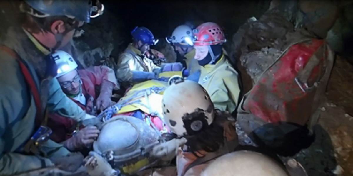 Úspešne pokračuje záchrana zraneného nemeckého jaskyniara